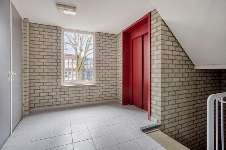 Photo 19 of Professor Pieter Willemsstraat 30-B