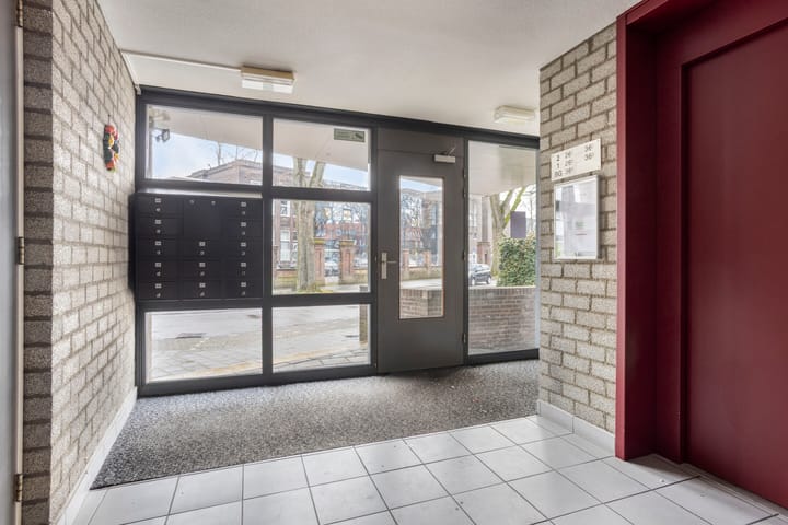 Photo 20 of Professor Pieter Willemsstraat 30-B