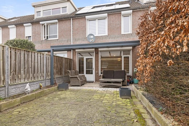 Spacious terraced house with four bedrooms and southwest-facing garden — 53