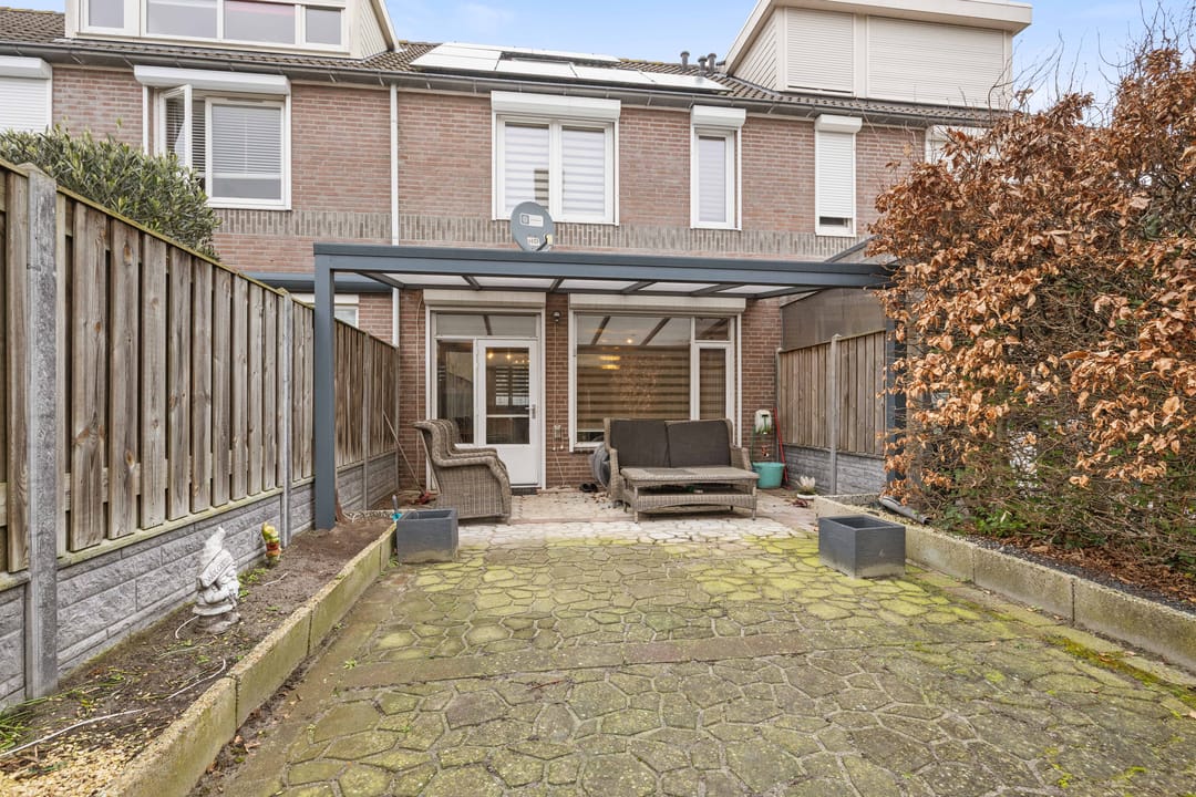 Spacious terraced house with four bedrooms and southwest-facing garden — 56