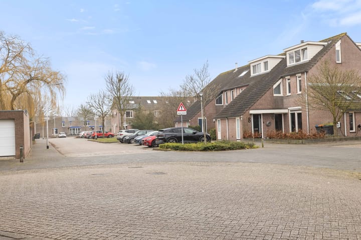 Spacious terraced house with four bedrooms and southwest-facing garden — 65