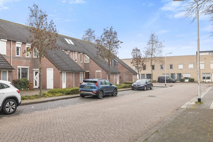Spacious terraced house with four bedrooms and southwest-facing garden — 63