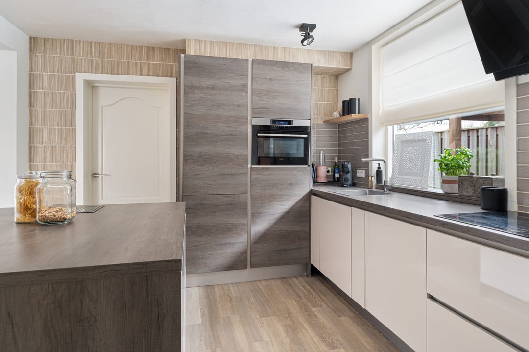 Semi-detached house with large driveway and four bedrooms near Valkenswaard center — 28