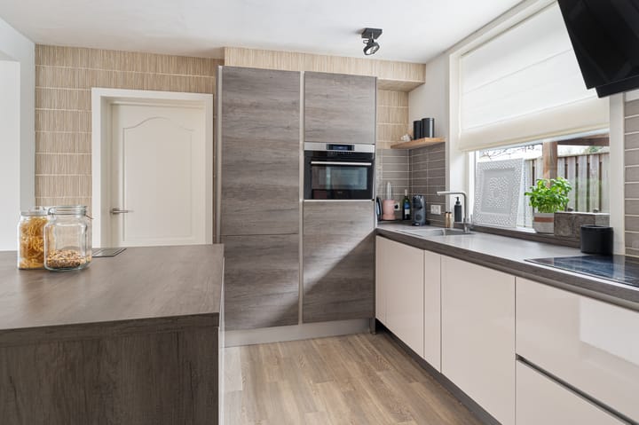 Semi-detached house with large driveway and four bedrooms near Valkenswaard center — 27