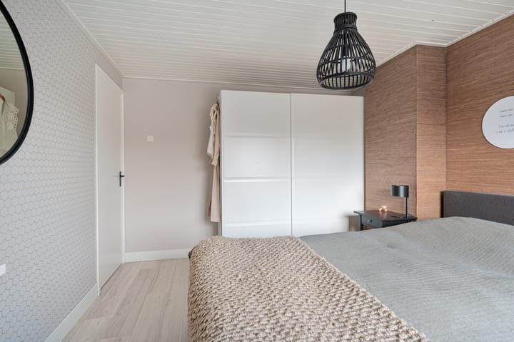 Semi-detached house with large driveway and four bedrooms near Valkenswaard center — 41