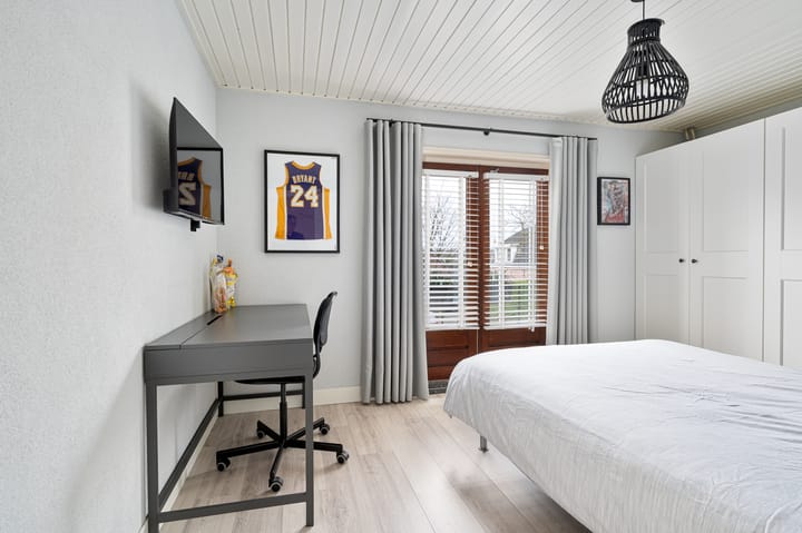 Semi-detached house with large driveway and four bedrooms near Valkenswaard center — 47