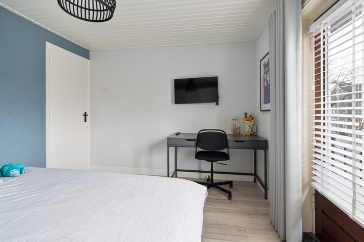 Semi-detached house with large driveway and four bedrooms near Valkenswaard center — 49