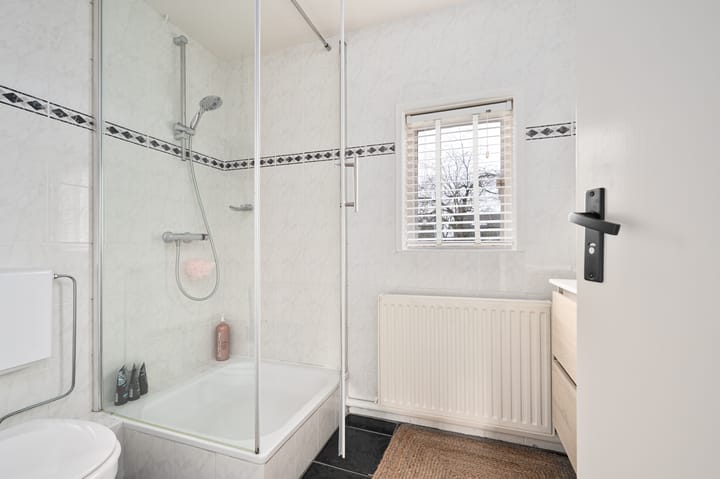 Semi-detached house with large driveway and four bedrooms near Valkenswaard center — 51