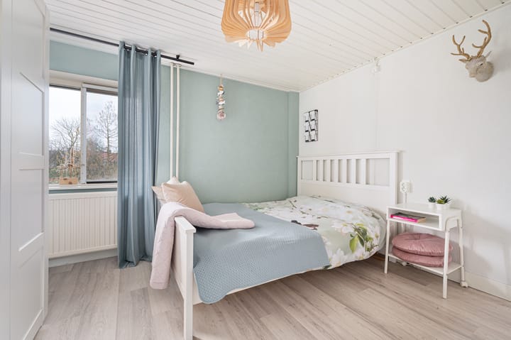 Semi-detached house with large driveway and four bedrooms near Valkenswaard center — 43