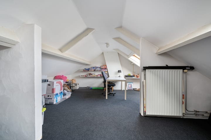 Semi-detached house with large driveway and four bedrooms near Valkenswaard center — 57