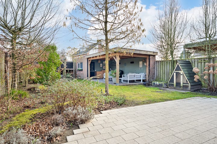 Semi-detached house with large driveway and four bedrooms near Valkenswaard center — 59