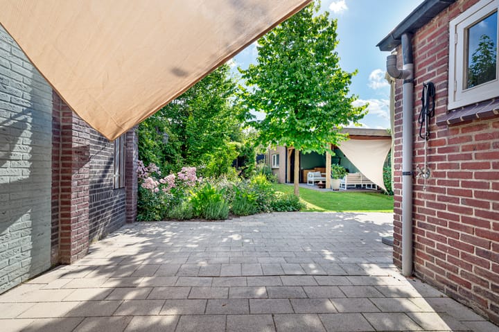 Semi-detached house with large driveway and four bedrooms near Valkenswaard center — 63