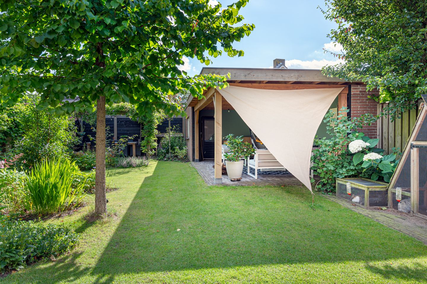 Semi-detached house with large driveway and four bedrooms near Valkenswaard center — 66