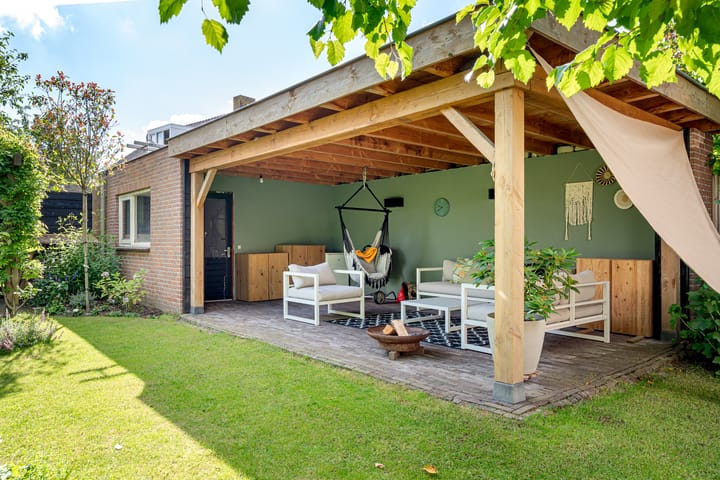 Semi-detached house with large driveway and four bedrooms near Valkenswaard center — 67