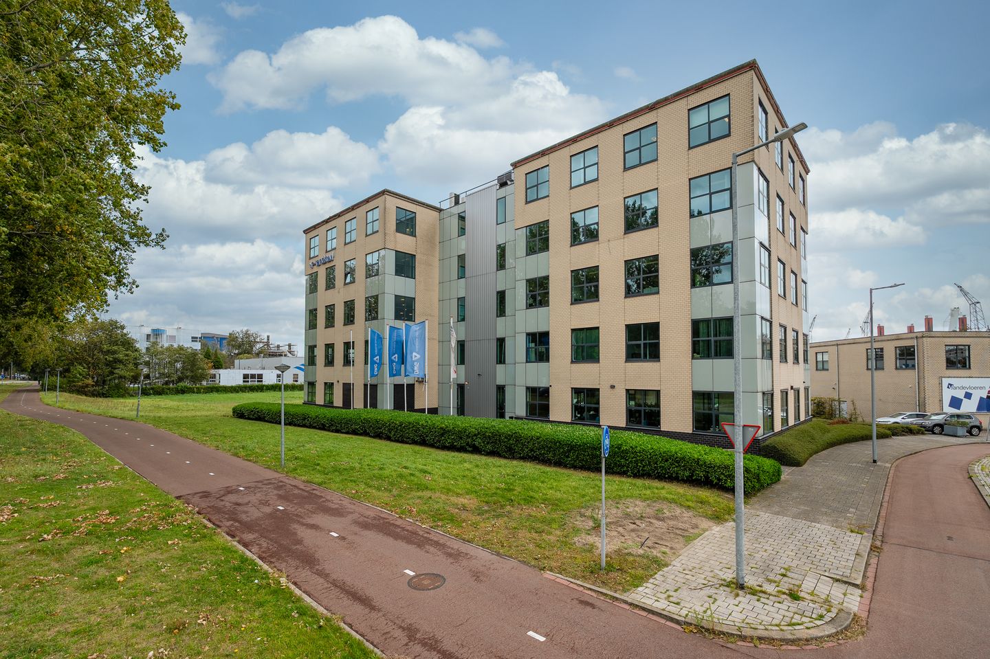 View photo 3 of Admiraal Lucashof 3-7