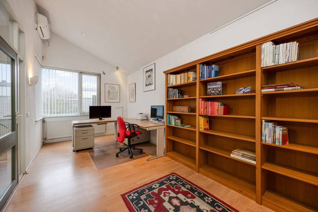 Photo 17 of Elisabeth Bas 1