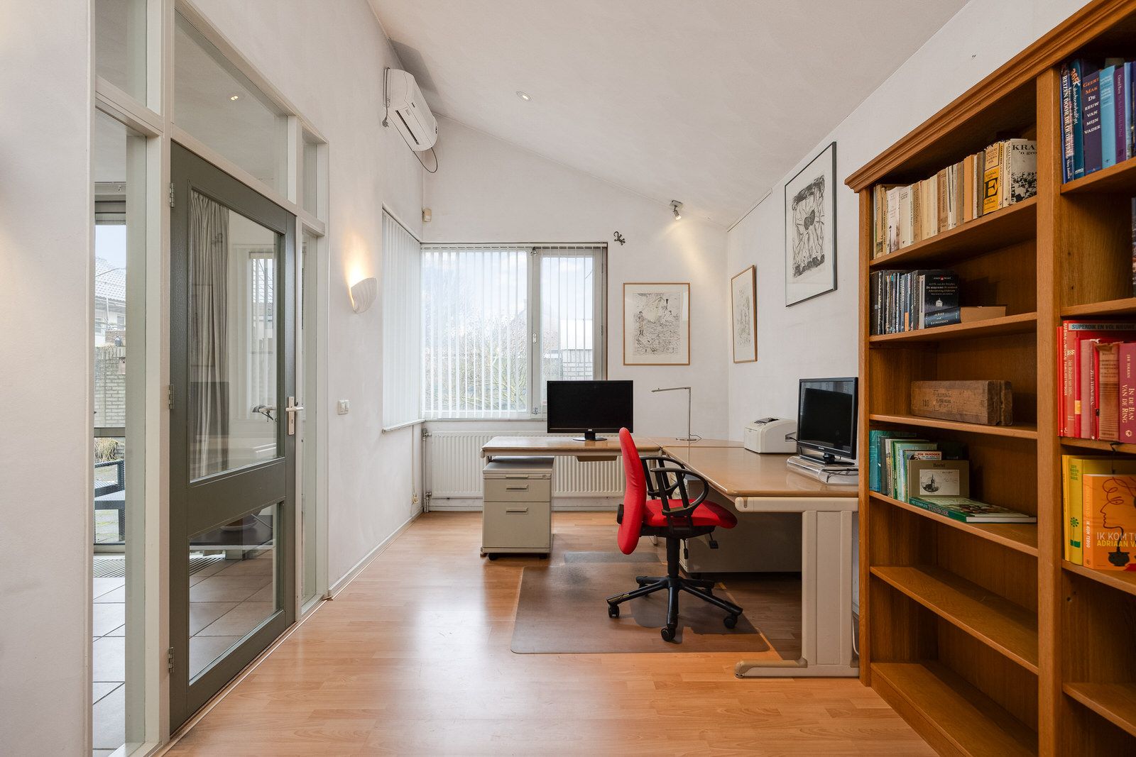 Photo 18 of Elisabeth Bas 1