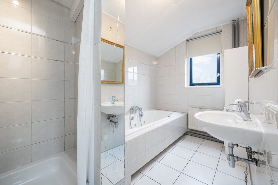 Photo 31 of Elisabeth Bas 1