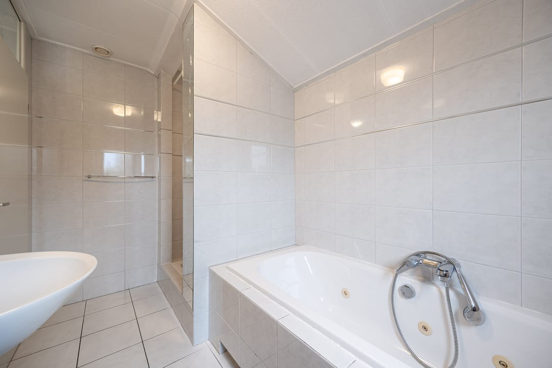 Photo 32 of Elisabeth Bas 1