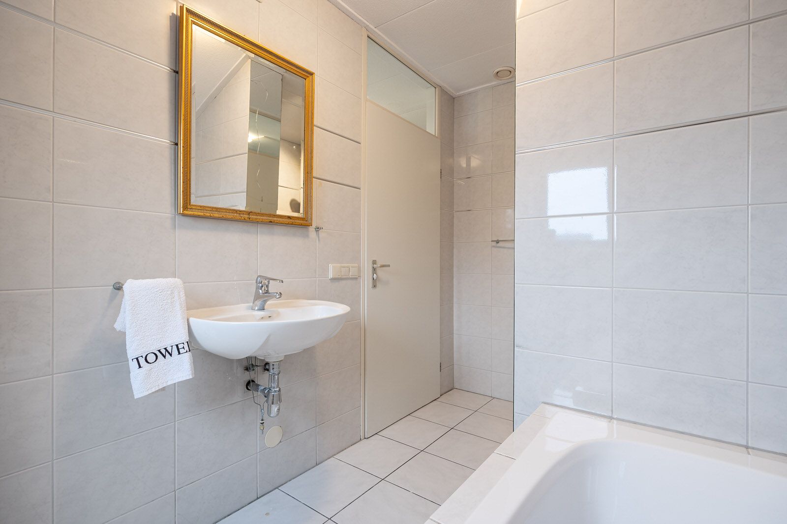 Photo 33 of Elisabeth Bas 1