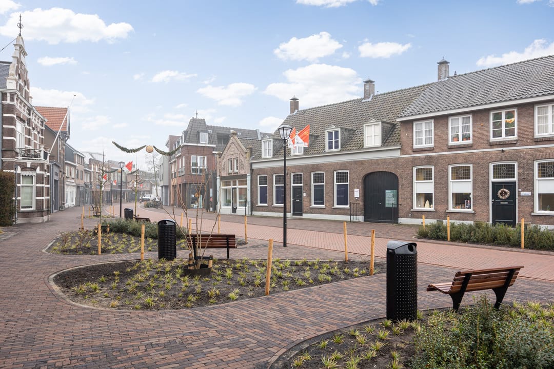 Photo 47 of Elisabeth Bas 1