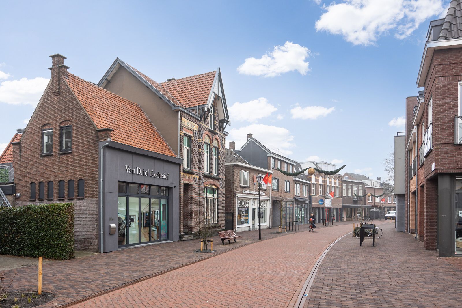 Photo 48 of Elisabeth Bas 1