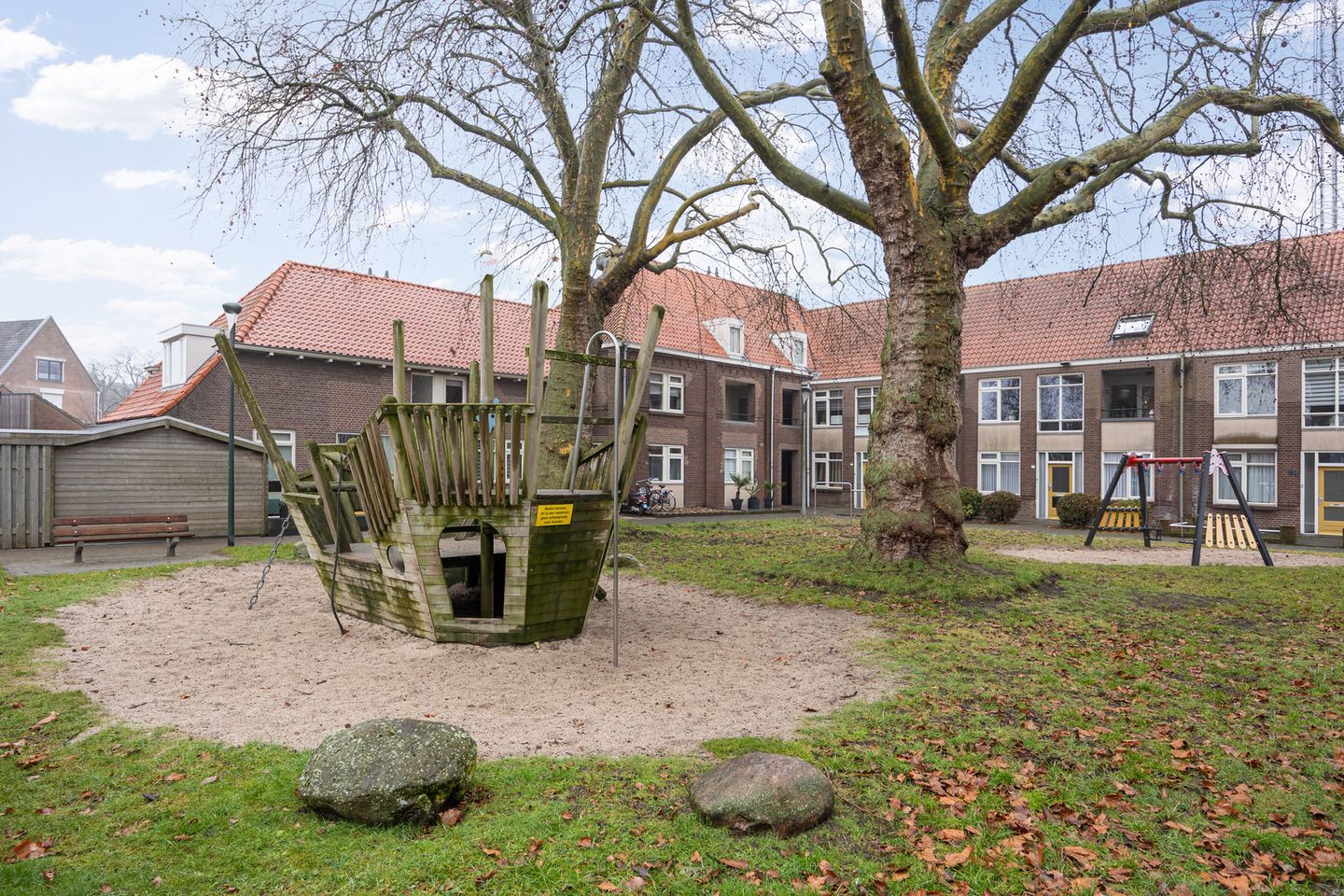 Photo 50 of Elisabeth Bas 1