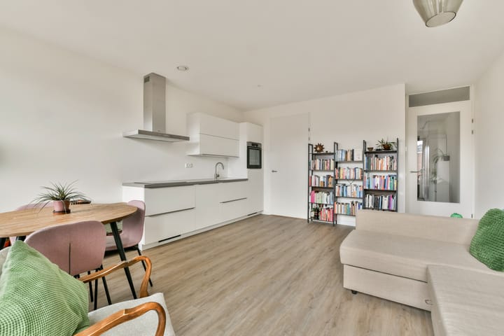 Photo 5 of Maria Beshof 28