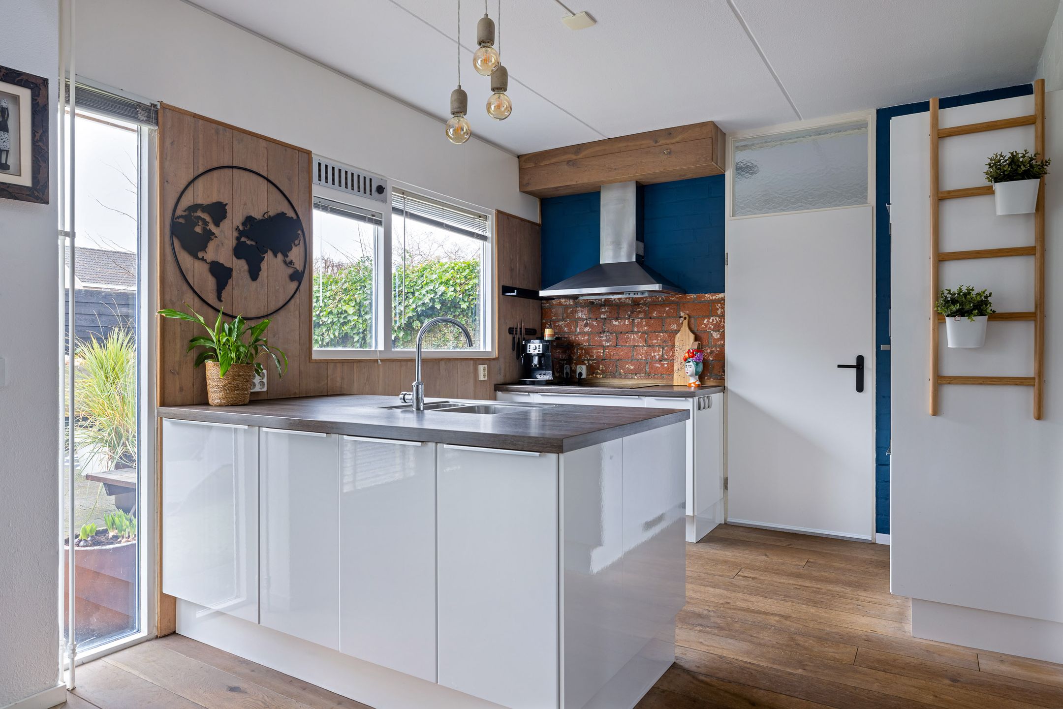 Photo 3 of Moezel 69