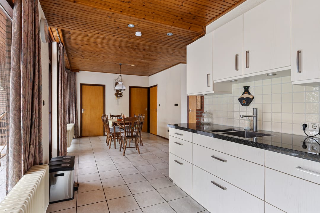 Photo 11 of Burmanialân 1