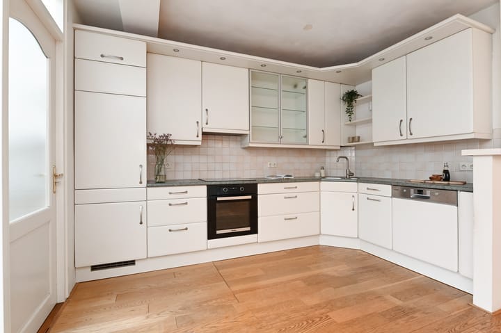 Photo 4 of Nieuwveenstraat 8