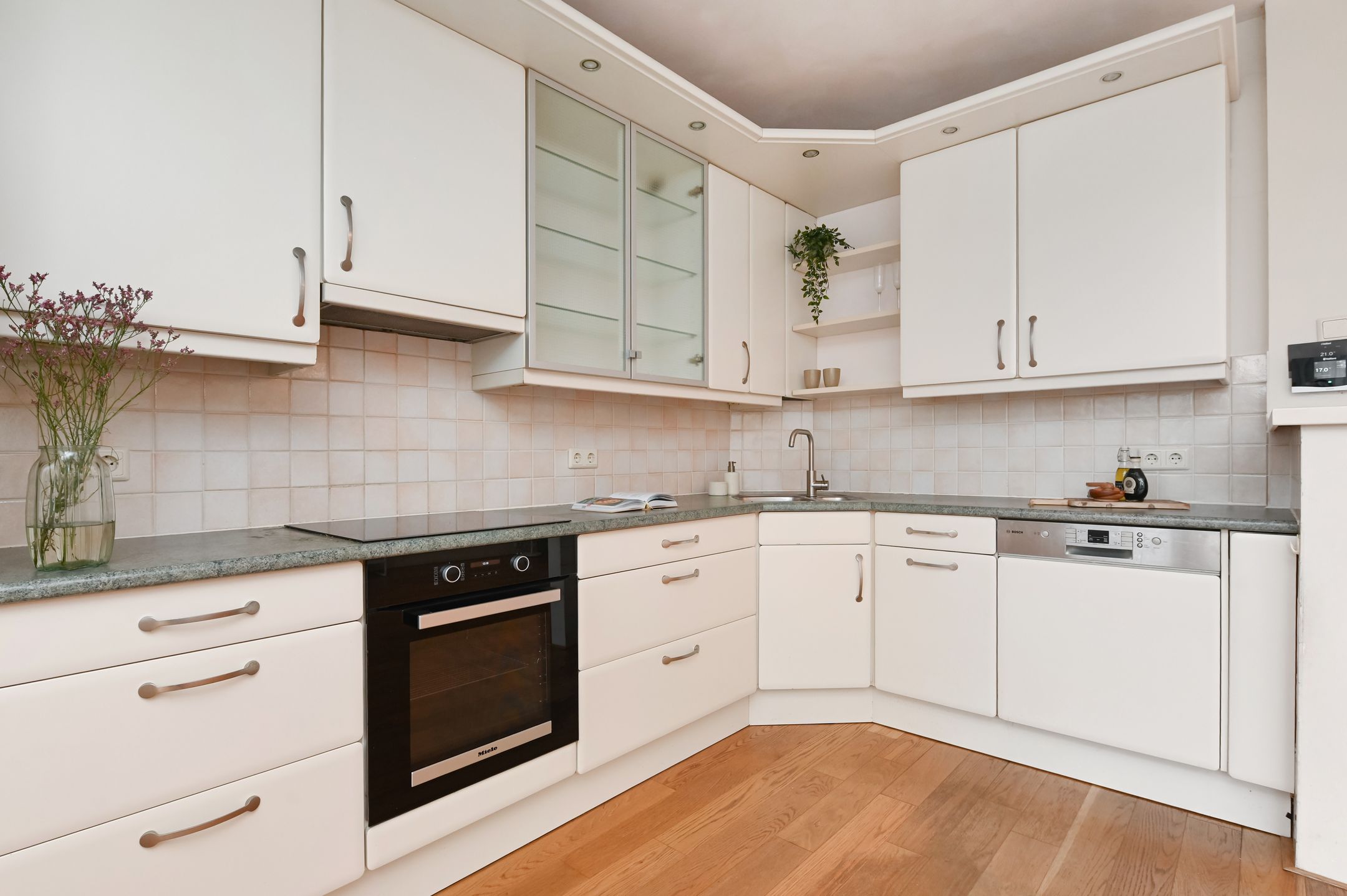 Photo 27 of Nieuwveenstraat 8