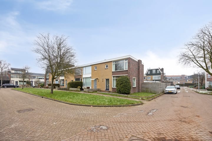 Burg. G. van Barneveldstraat 12