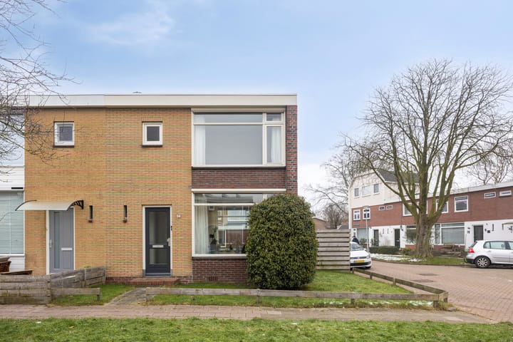Photo 2 of Burg. G. van Barneveldstraat 12