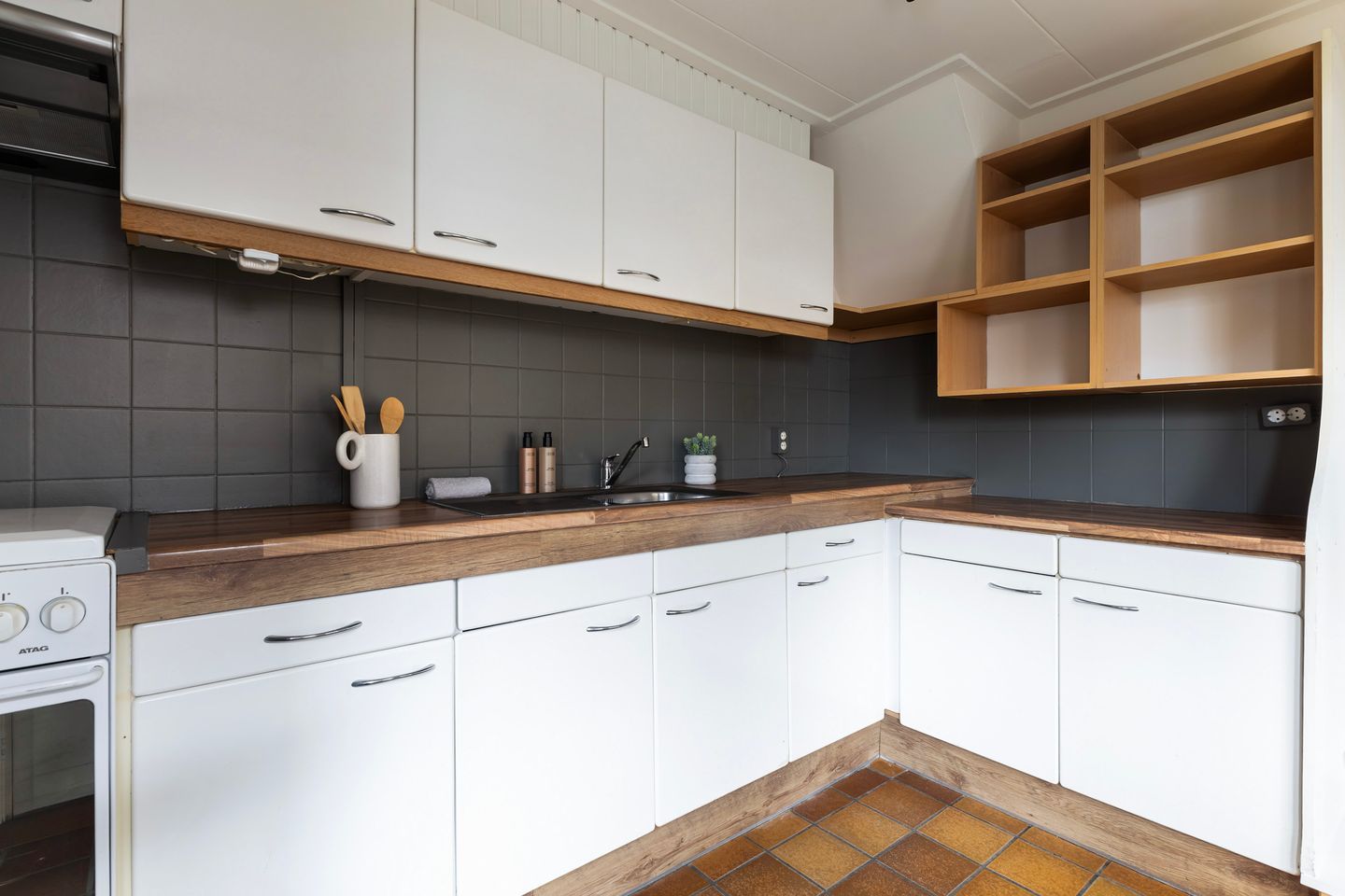 Photo 14 of Leliestraat 8