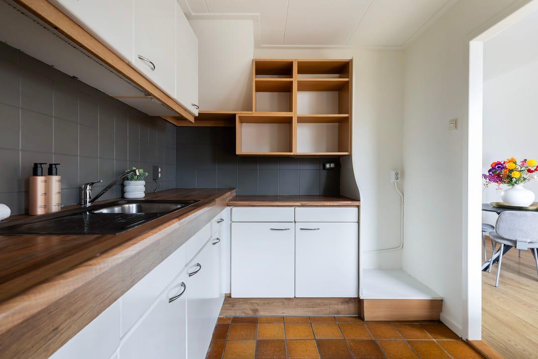 Photo 16 of Leliestraat 8