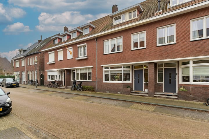 Foto 3 van Pastoor Deckersstraat 8