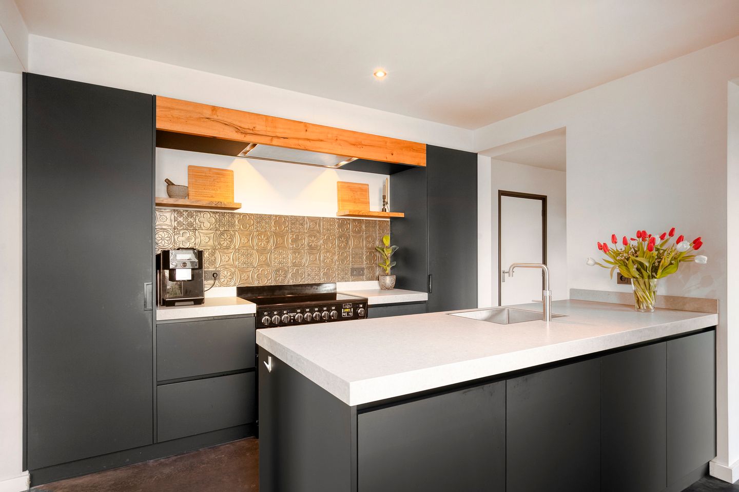 Photo 14 of Dirk van Heinsbergstraat 11