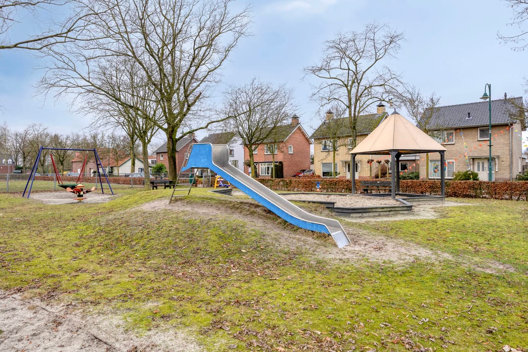 Photo 52 of Julianastraat 25