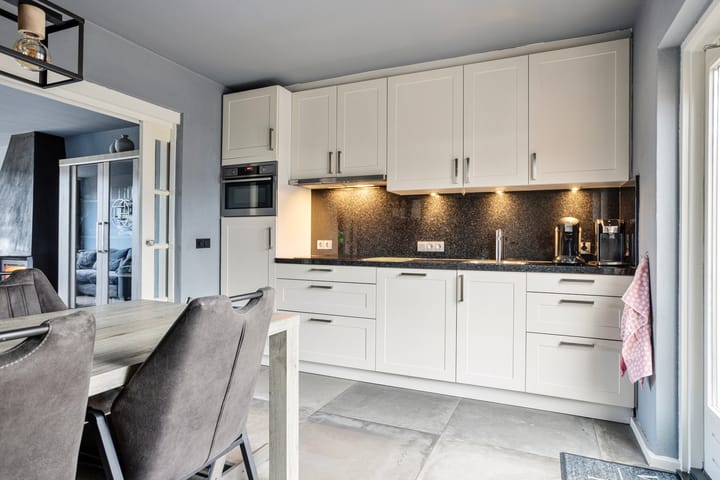 Photo 10 of Dokter J. Veldhuijzen van Zantenstraat 54