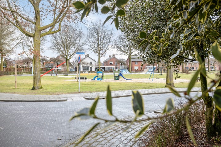 Photo 32 of Dokter J. Veldhuijzen van Zantenstraat 54