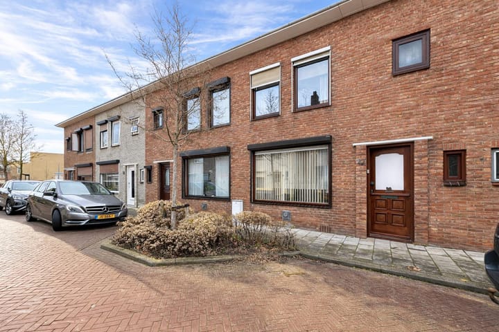 Photo 1 of Burgemeester I. van Houtestraat 27