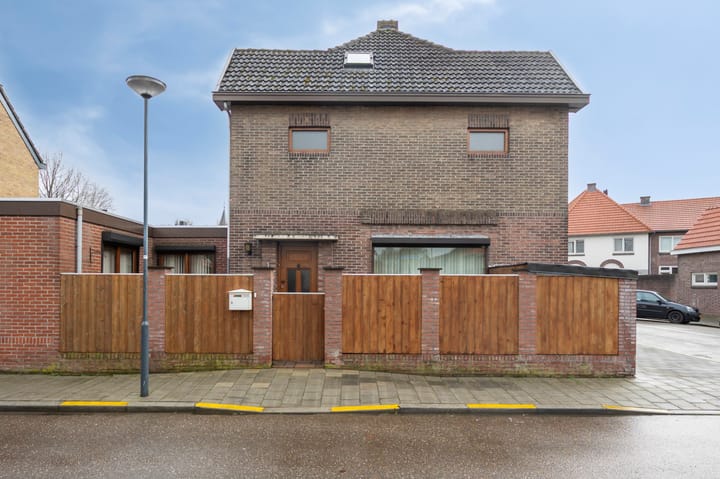 Foto 1 van Sint Lambertusstraat 1