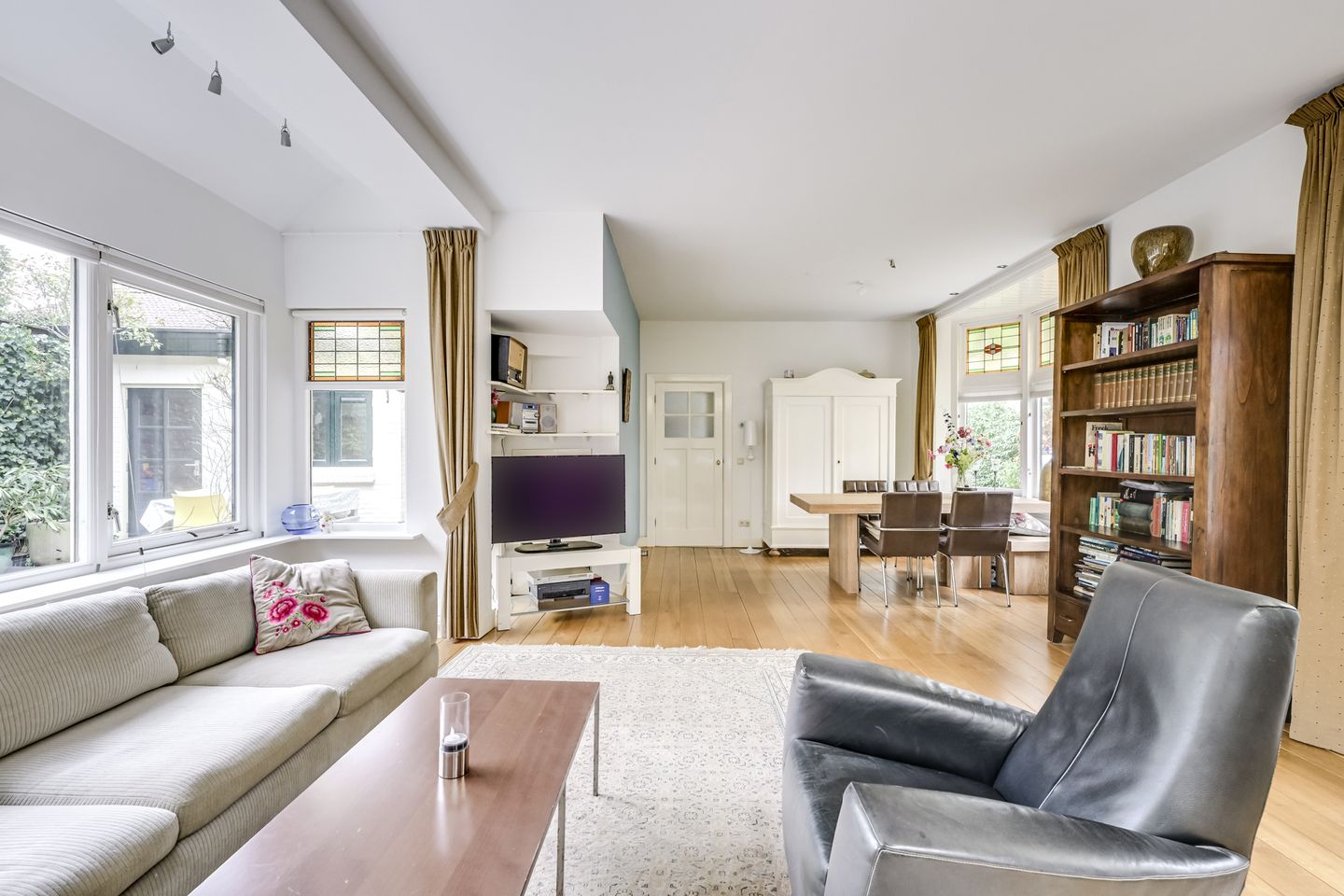 Photo 10 of van Oosthuyselaan 53