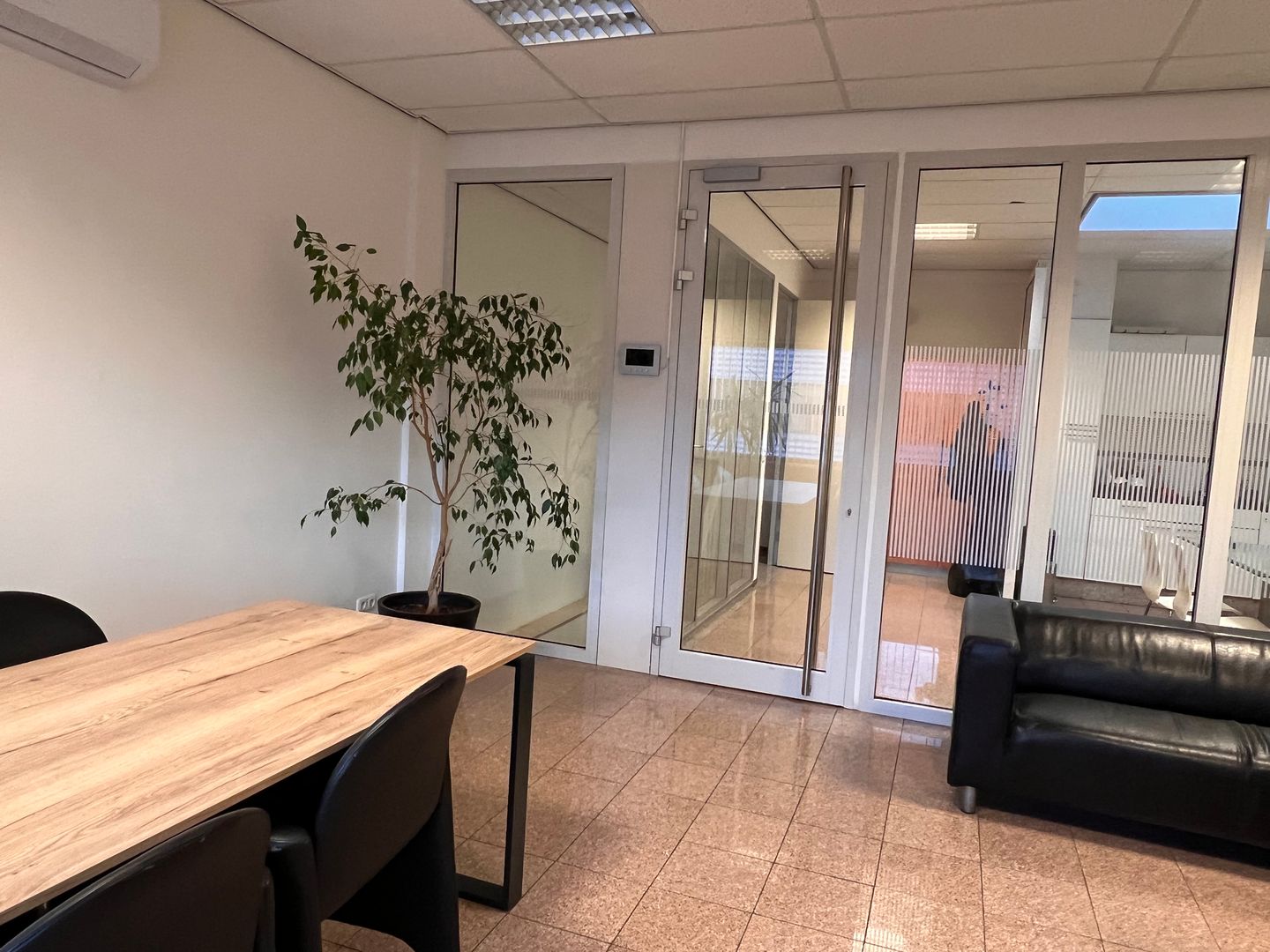 View photo 4 of Poortland 30