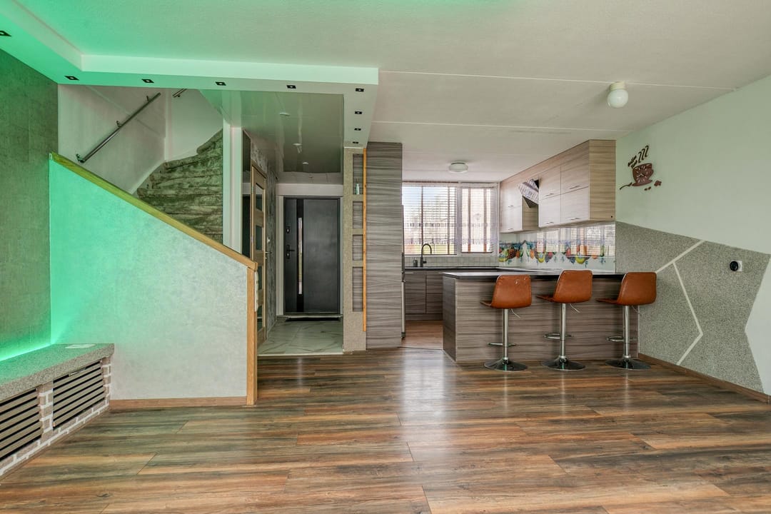 Photo 11 of Oostzeestraat 133