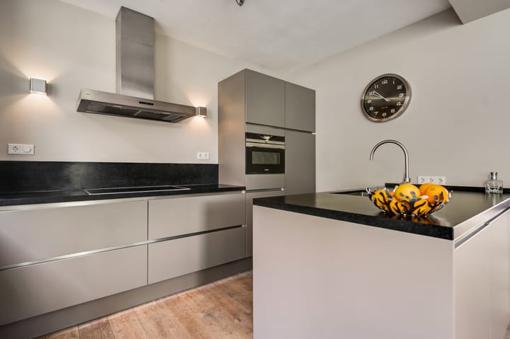 Photo 5 of Weegbreestraat 2