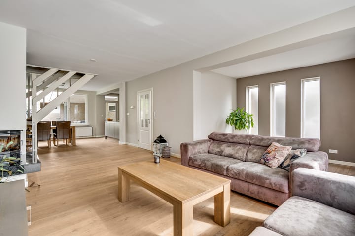 Photo 4 of Weegbreestraat 2