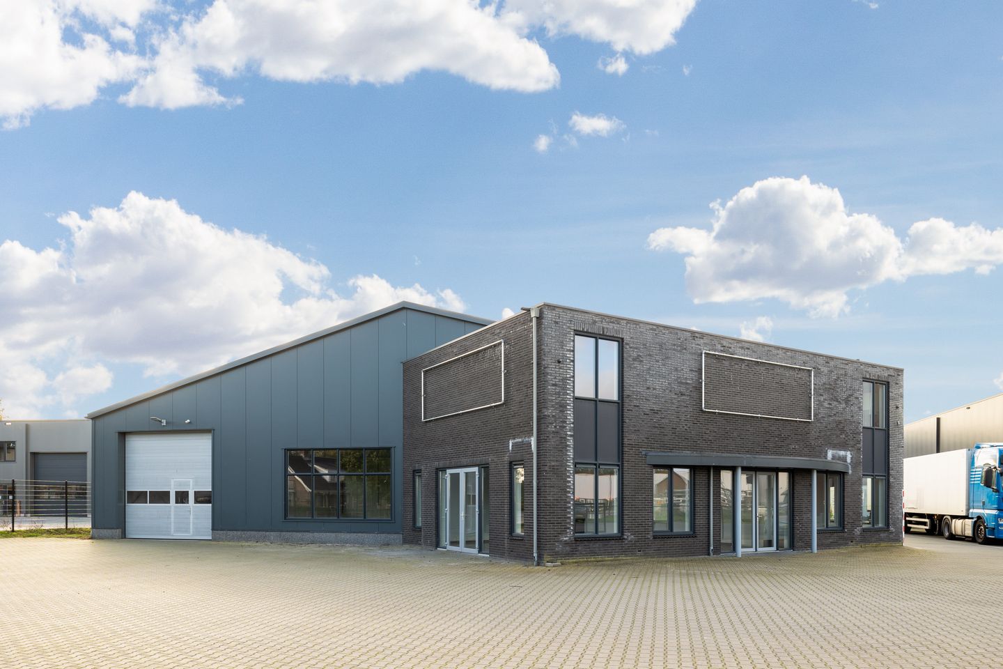 View photo 2 of Constructieweg 6