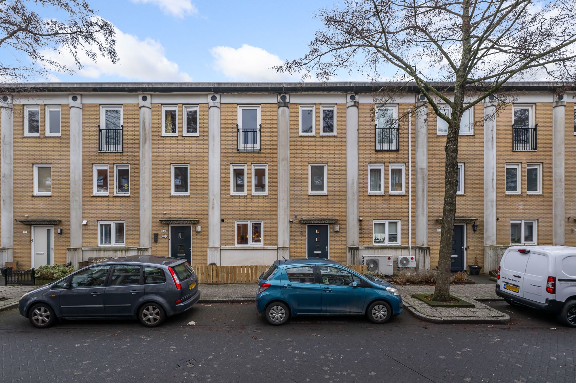 Photo 3 of Blauwe Ring 75